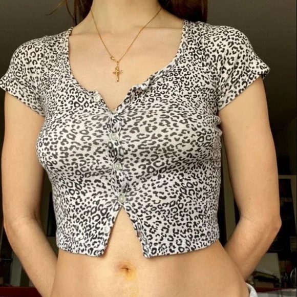Brandy Melville Zelly Cheetah Leopard Print Top Cropped Button Scoop Neck Small - Picture 2 of 9